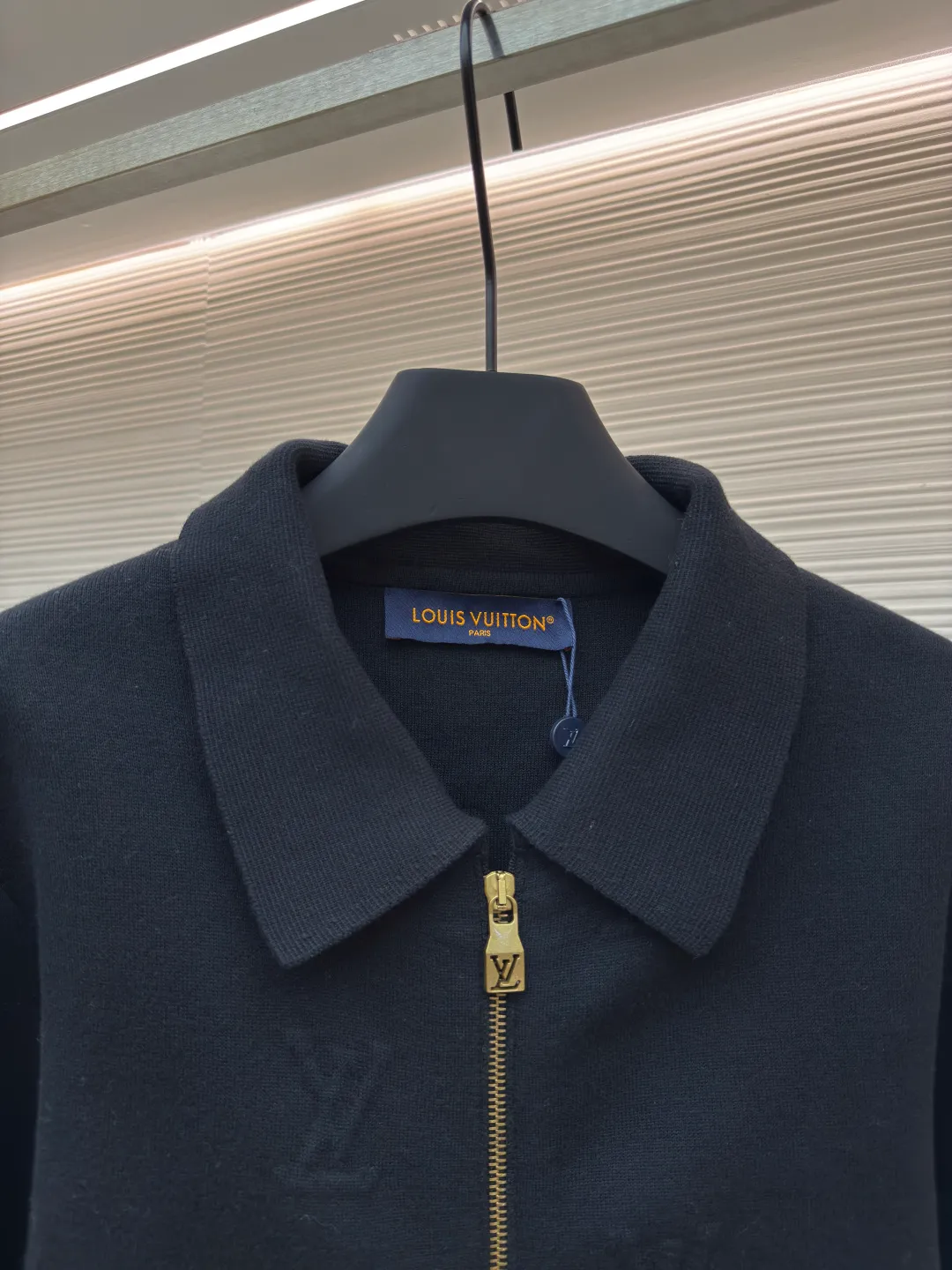 LOUIS VUITTON dark pattern embossed woolen jacket ●Authentic product: Purchased and developed by 24248 ●Item number: 1680578-D15 ●Fabrics: combed cotton fabric ●Technology: embossed woolen fabric ●Version: fitted version ●Weight: about 705 grams ●Size: XS-S-M-L ●Description: Lapel zipper cardigan. The yarn is made of 2 strips of 2/60 fully combed cotton on the bottom + 5 strips of polyester + 1 strip of high-elastic drawstring. The loom is a 14-needle STOLL machine imported from Germany. Each piece of weaving takes 390 minutes. Due to the particularity of this organization, the stability requirements of the machine are very high, and many machines cannot do it. The weaving time is very long, and it is easy to produce waste pieces when weaving the piece, and the loss will be very large; the sewing disc is sewn with a 20-needle disc. The overall wiring is straight and delicate, the fabric is comfortable and soft, and the color is consistent without color difference. It can be matched with the same style to create a fashionable look and control various occasions. Customized accessories, complete with three standards, same style for men and women!